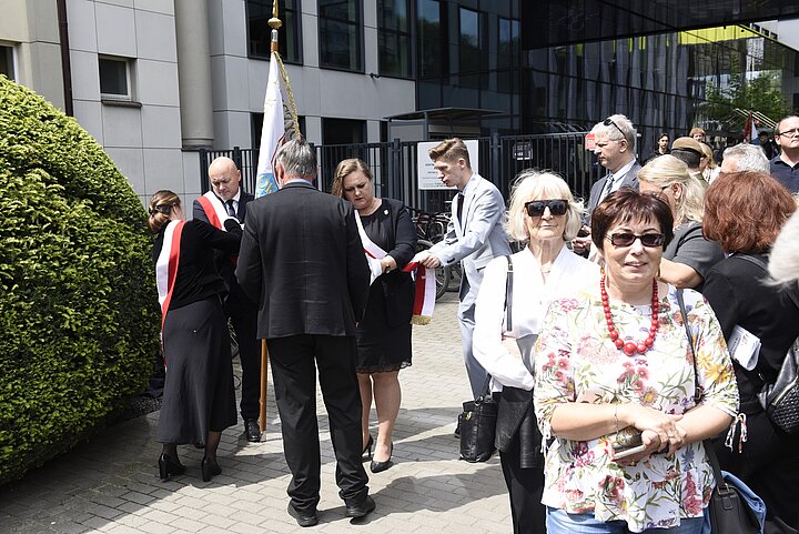 Uroczystosci odsłonięcia pomnika TON, przygotowania - zbierajacy się ludzi na skwerze przed budynkami AGH na pierwszym planie Pomnik TON