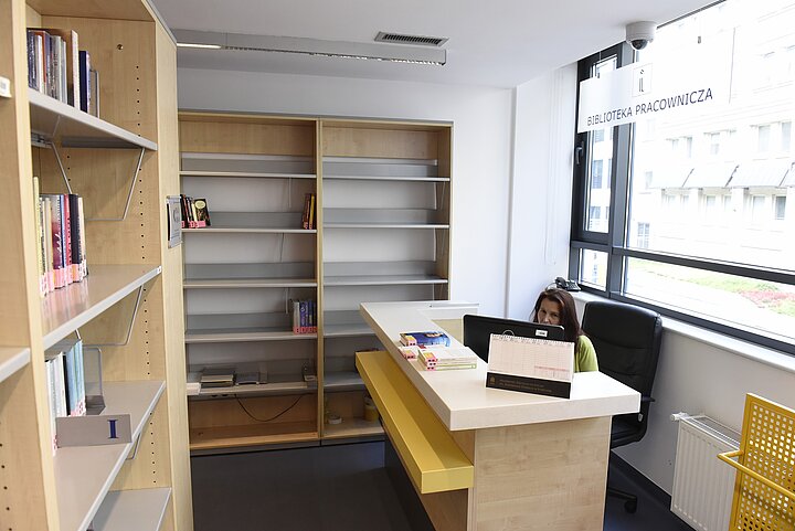 regał z książkami