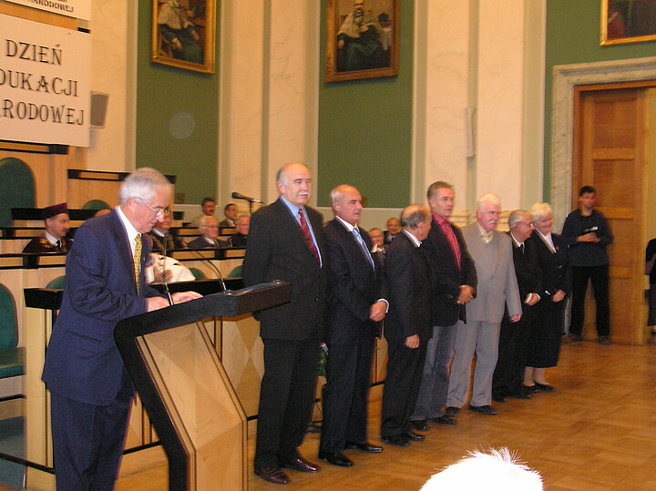 Zdjęcie uczestników uroczystości zrobione na Auli głównej AGH. 