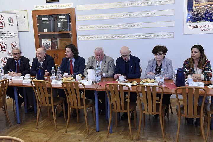 Uroczystośc Konwentu uczelni krakowskich,prezydianci za stolami konfrerencyjnymi
