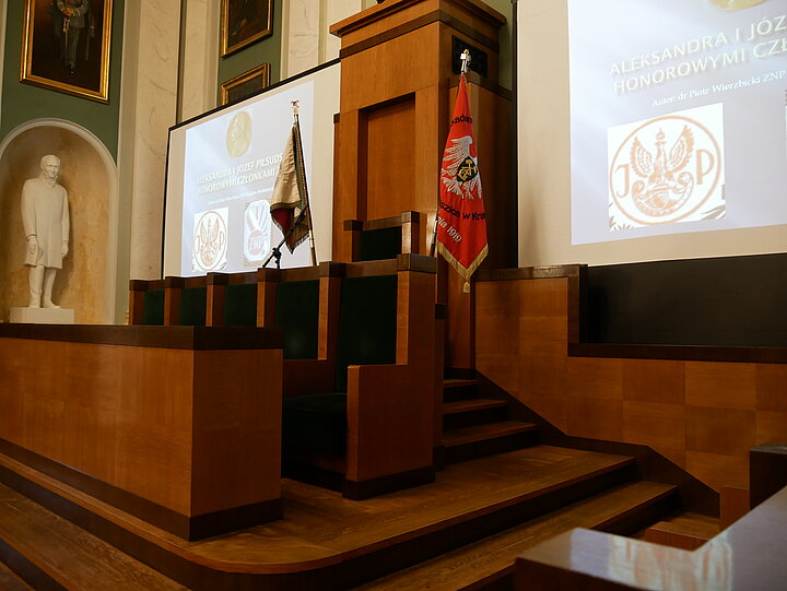 Seminarium poświęcone Aleksandrez Piłsudskiej, uroczystośc w Auli A-0, uczestnicy w strojach formalnych, czesc w mundurach legionowych