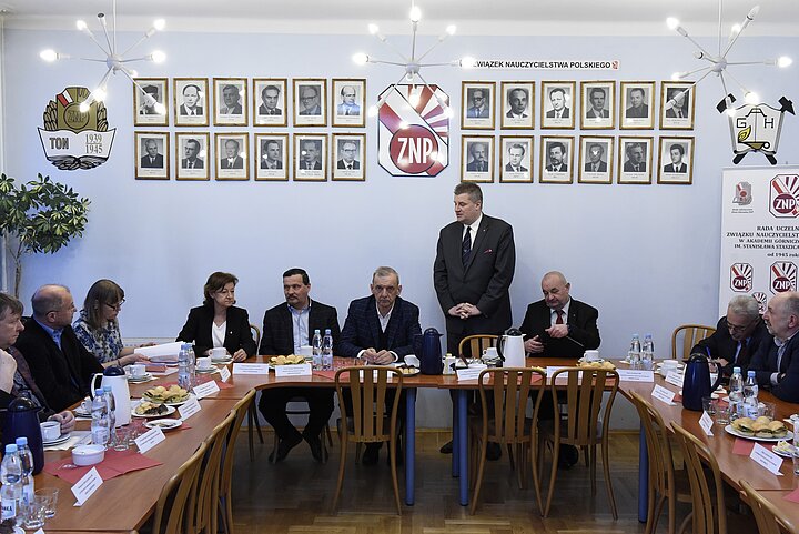 Uroczystośc Konwentu uczelni krakowskich,prezydianci za stolami konfrerencyjnymi