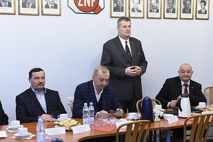 Uroczystośc Konwentu uczelni krakowskich,prezydianci za stolami konfrerencyjnymi