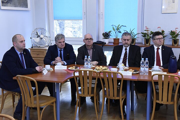 Uroczystośc Konwentu uczelni krakowskich,prezydianci za stolami konfrerencyjnymi