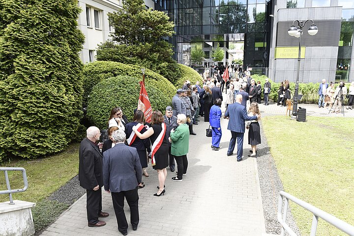 Uroczystosci odsłonięcia pomnika TON, przygotowania - zbierajacy się ludzi na skwerze przed budynkami AGH