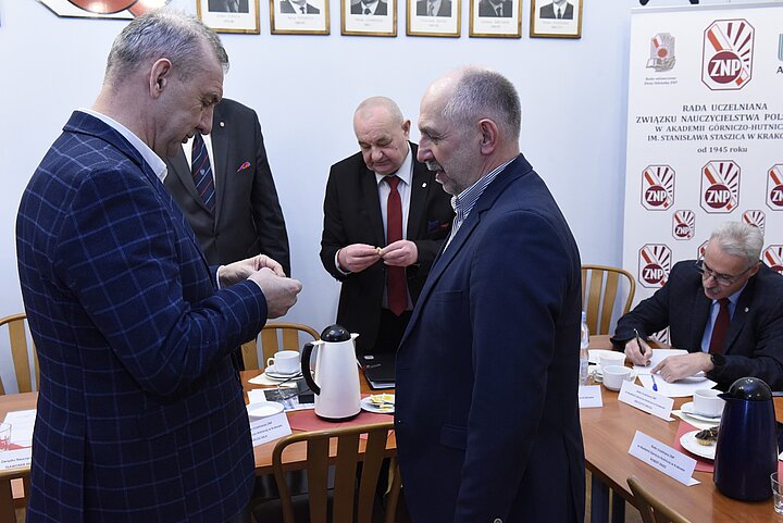 Uroczystośc Konwentu uczelni krakowskich,prezydianci za stolami konfrerencyjnymi