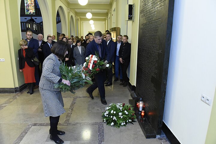 Składanie wieńców pod tablicą Sonderaktion Krakau