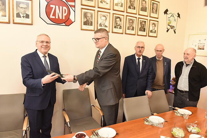 Wręczanie medalu w sali prezydialnej RU ZNP w AGH