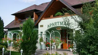 Budynek w zieleni, siedziba Rajna apartments w Bogazs, Węgry