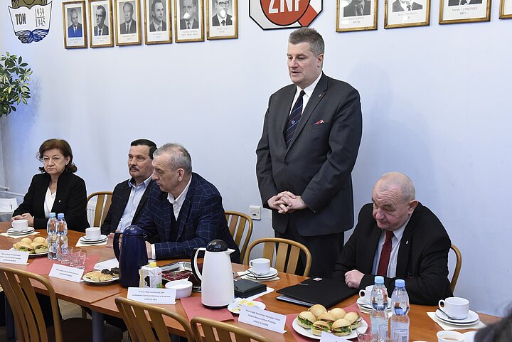 Uroczystośc Konwentu uczelni krakowskich,prezydianci za stolami konfrerencyjnymi
