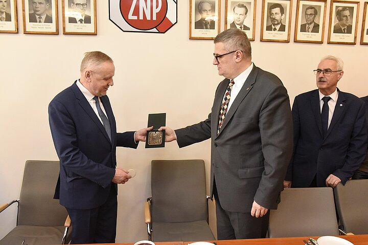 Wręczanie medalu w sali prezydialnej RU ZNP w AGH