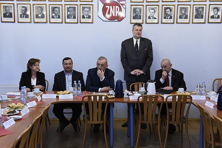 Uroczystośc Konwentu uczelni krakowskich,prezydianci za stolami konfrerencyjnymi