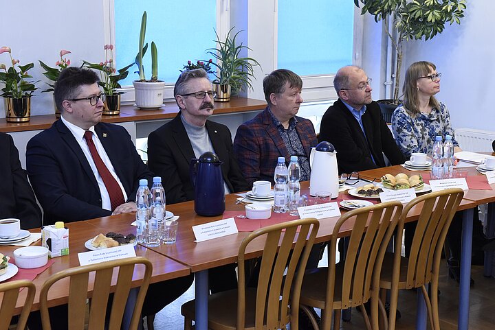 Uroczystośc Konwentu uczelni krakowskich,prezydianci za stolami konfrerencyjnymi