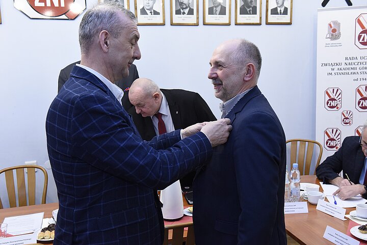 Uroczystośc Konwentu uczelni krakowskich,prezydianci za stolami konfrerencyjnymi