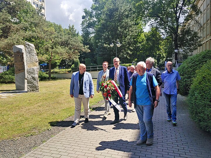 Uczestnicy konwentu przy pomniku TON przy AGH