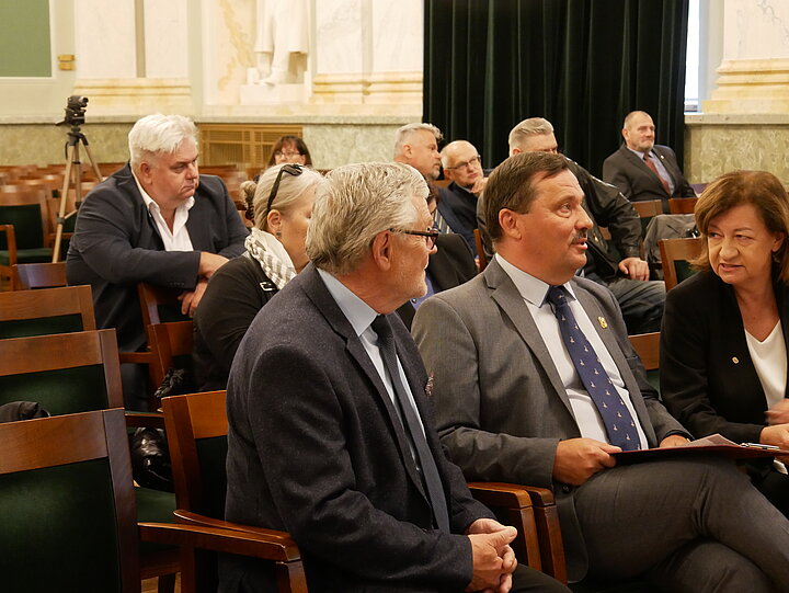 Seminarium poświęcone Aleksandrez Piłsudskiej, uroczystośc w Auli A-0, uczestnicy w strojach formalnych, czesc w mundurach legionowych