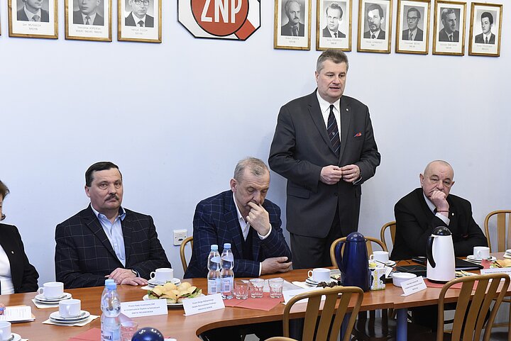 Uroczystośc Konwentu uczelni krakowskich,prezydianci za stolami konfrerencyjnymi