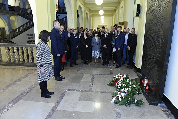 Składanie wieńców pod tablicą Sonderaktion Krakau
