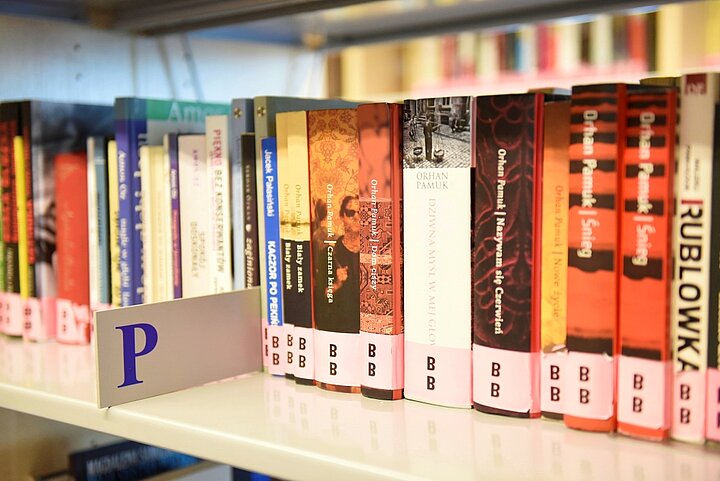 Książki stojące w rzędzie na regale