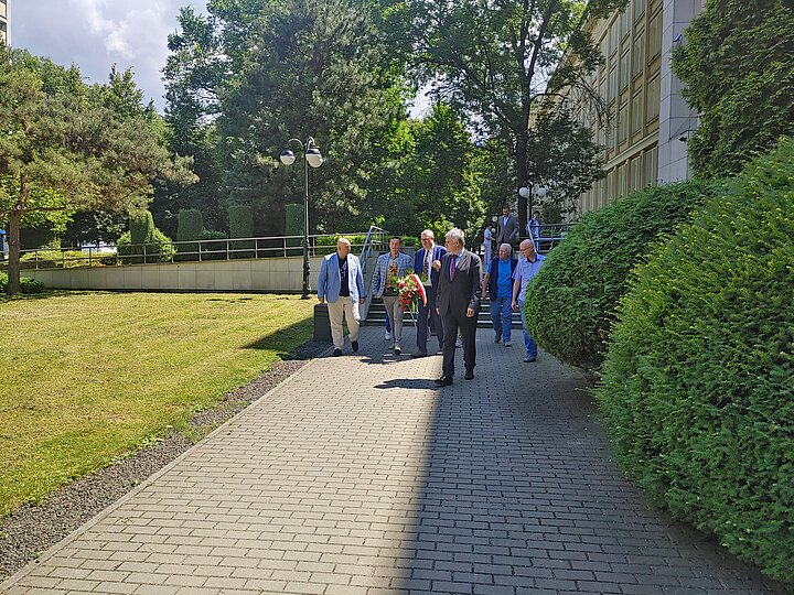 Uczestnicy konwentu przy pomniku TON przy AGH