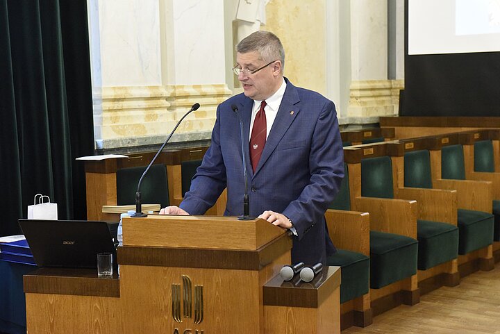 Seminarium poświęcone Aleksandrez Piłsudskiej, uroczystośc w Auli A-0, uczestnicy w strojach formalnych, czesc w mundurach legionowych