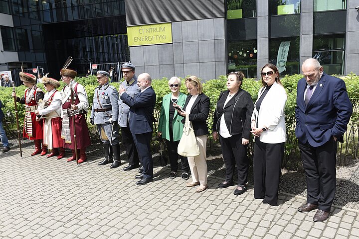 Uroczystosci odsłonięcia pomnika TON, przygotowania - zbierajacy się ludzi na skwerze przed budynkami AGH
