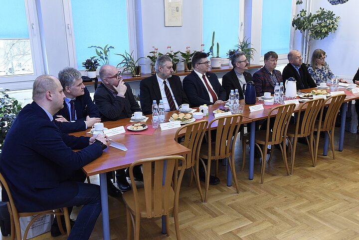 Uroczystośc Konwentu uczelni krakowskich,prezydianci za stolami konfrerencyjnymi