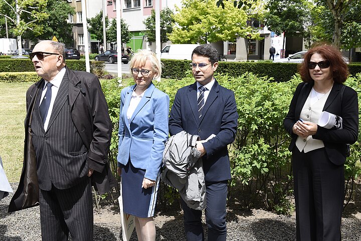 Uroczystosci odsłonięcia pomnika TON, przygotowania - zbierajacy się ludzi na skwerze przed budynkami AGH
