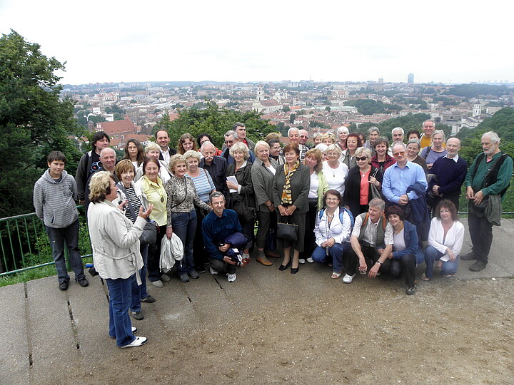 Zdjęcie zbiorowe uczestników wycieczki na wzgórzu Giedymina w Wilnie