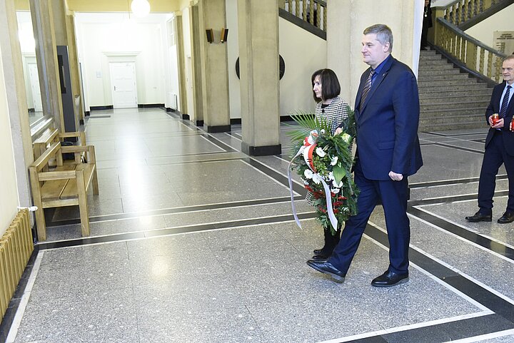 Składanie wieńców pod tablicą Sonderaktion Krakau