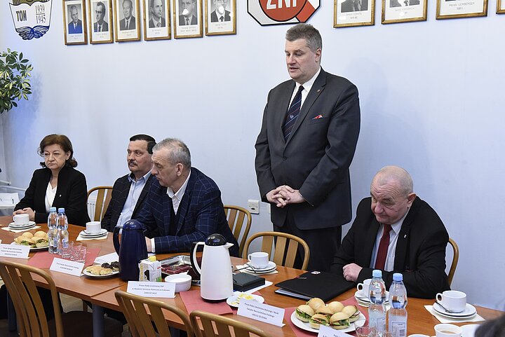 Uroczystośc Konwentu uczelni krakowskich,prezydianci za stolami konfrerencyjnymi