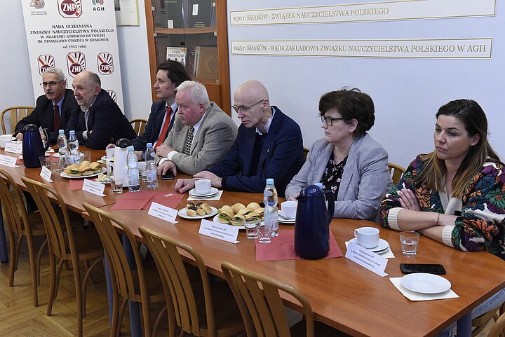 Uroczystośc Konwentu uczelni krakowskich,prezydianci za stolami konfrerencyjnymi