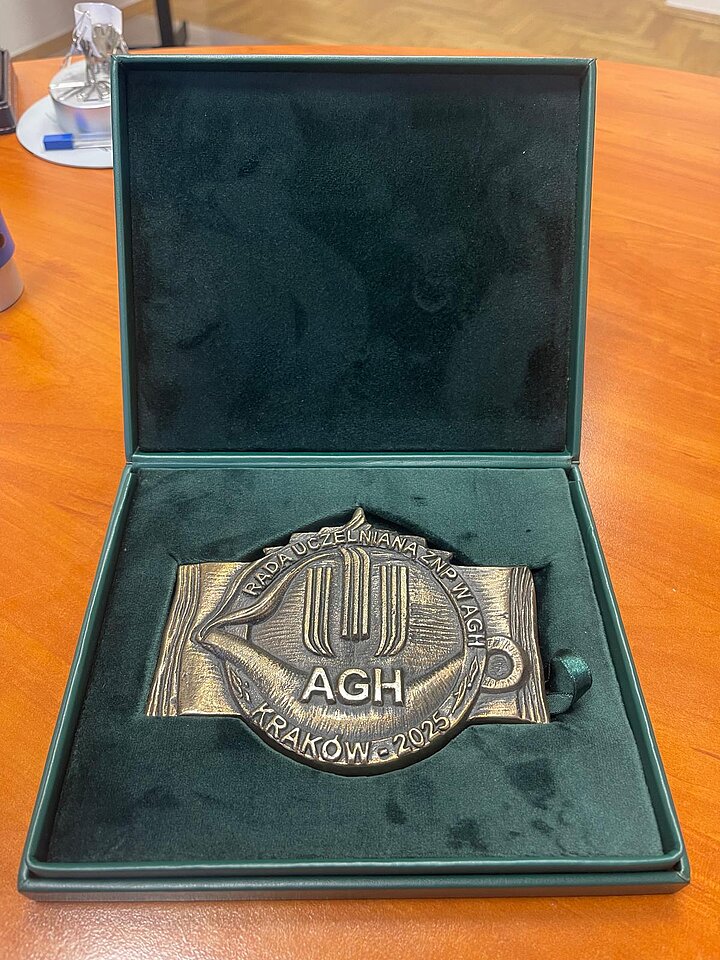 Medal 80-lecia ZNP w AGH, w opakowaniu