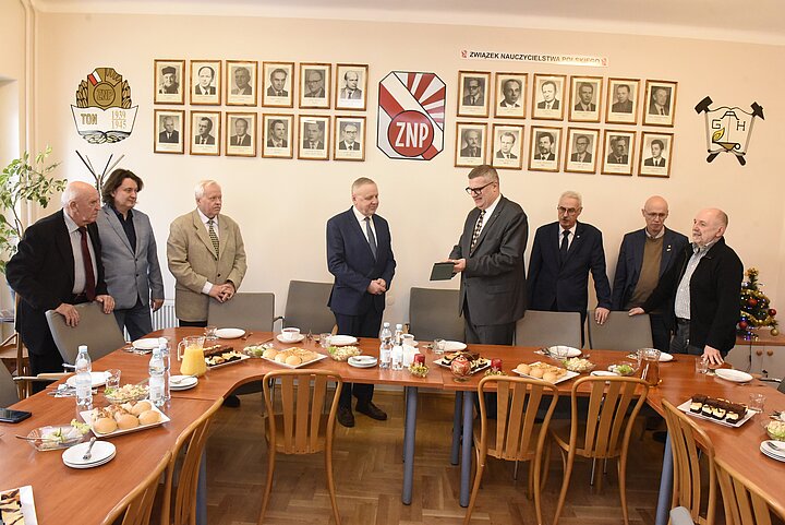 Wręczanie medalu w sali prezydialnej RU ZNP w AGH