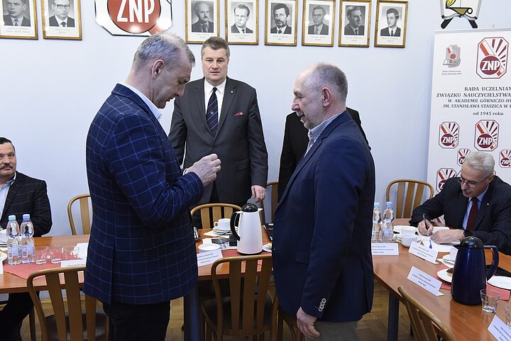 Uroczystośc Konwentu uczelni krakowskich,prezydianci za stolami konfrerencyjnymi