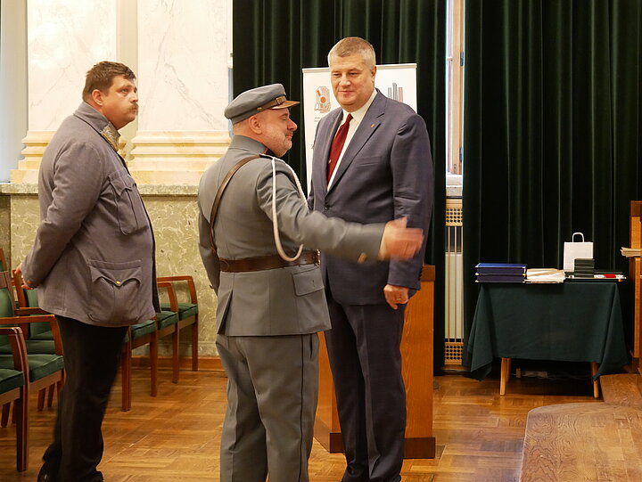 Seminarium poświęcone Aleksandrez Piłsudskiej, uroczystośc w Auli A-0, uczestnicy w strojach formalnych, czesc w mundurach legionowych