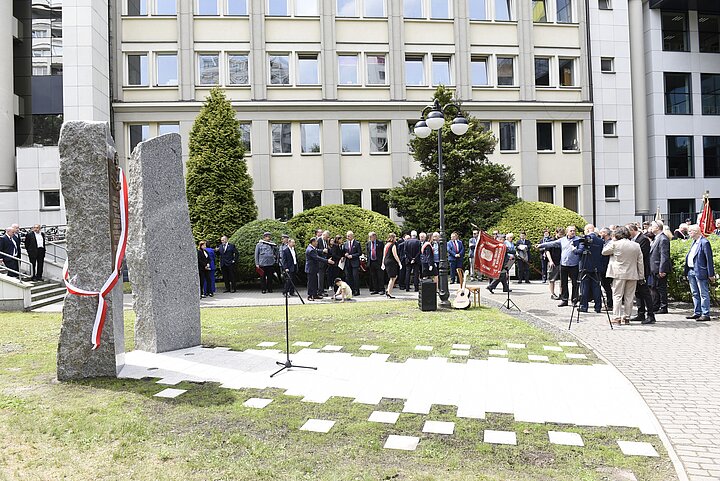 Uroczystosci odsłonięcia pomnika TON, wisok na głazy stanowiące pomnik