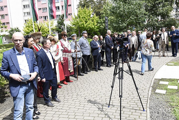 Uroczystosci odsłonięcia pomnika TON, przygotowania - zbierajacy się ludzi na skwerze przed budynkami AGH