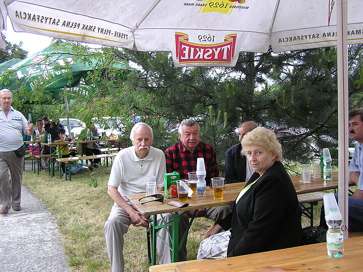 Uczestnicy pikniku w strojach nieformalnych, uśmiechy, zabawa