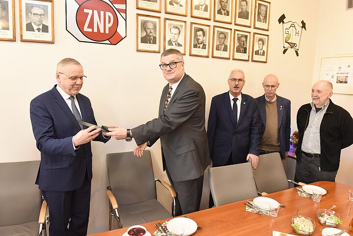 Wręczanie medalu w sali prezydialnej RU ZNP w AGH