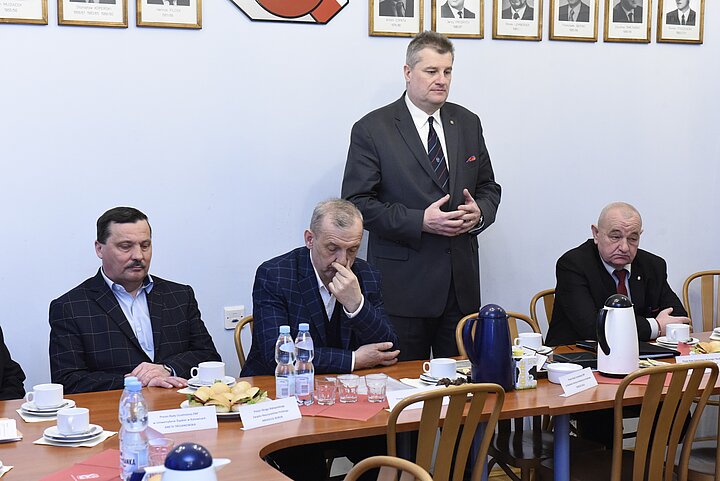 Uroczystośc Konwentu uczelni krakowskich,prezydianci za stolami konfrerencyjnymi