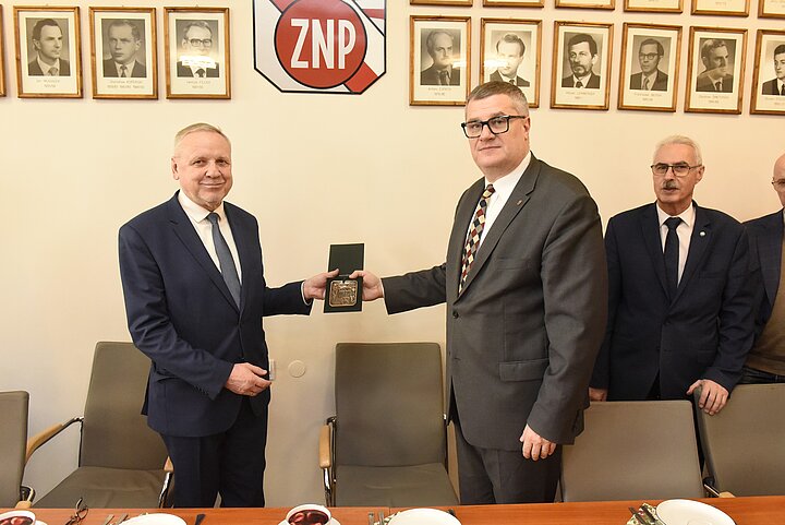 Wręczanie medalu w sali prezydialnej RU ZNP w AGH