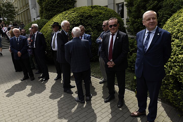 Uroczystosci odsłonięcia pomnika TON, przygotowania - zbierajacy się ludzi na skwerze przed budynkami AGH