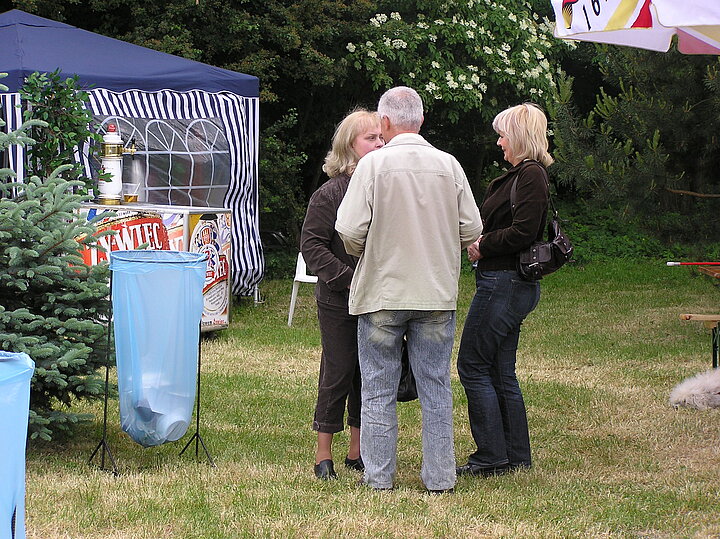 Uczestnicy pikniku w strojach nieformalnych, uśmiechy, zabawa