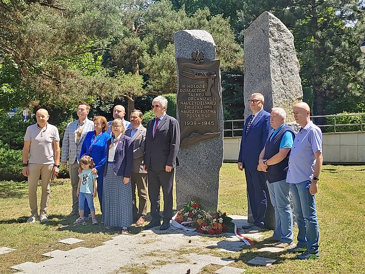 Uczestnicy konwentu przy pomniku TON przy AGH