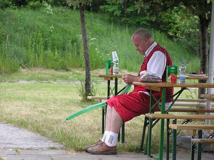 Uczestnicy pikniku w strojach nieformalnych, uśmiechy, zabawa