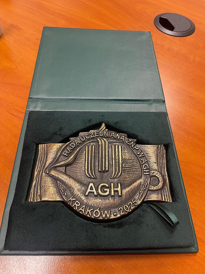 Medal 80-lecia ZNP w AGH, w opakowaniu