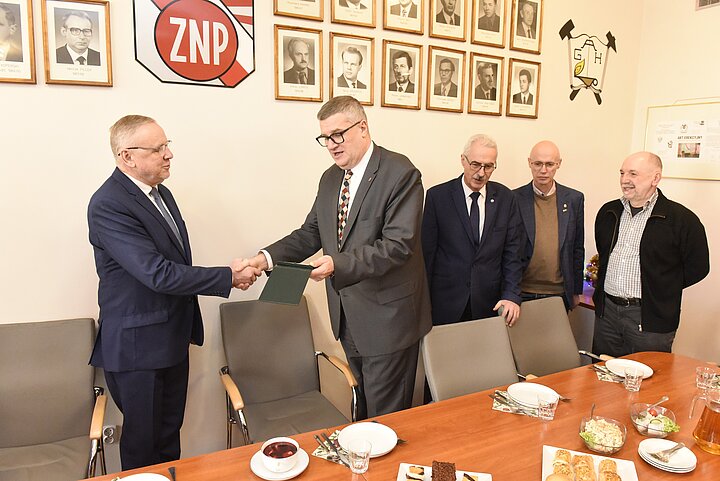Wręczanie medalu w sali prezydialnej RU ZNP w AGH
