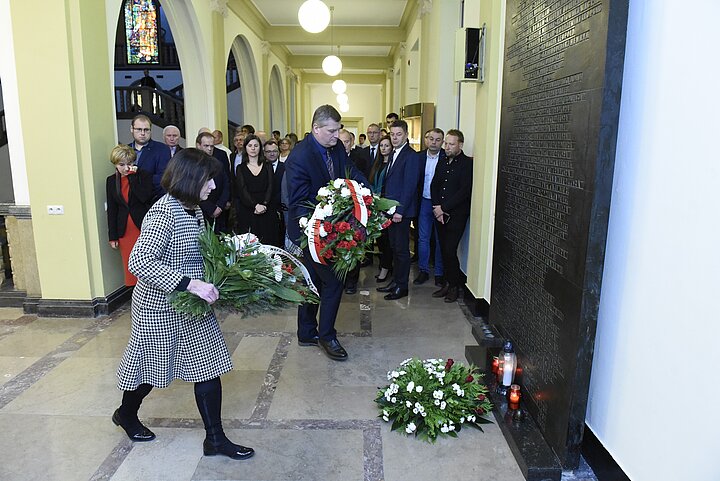 Składanie wieńców pod tablicą Sonderaktion Krakau