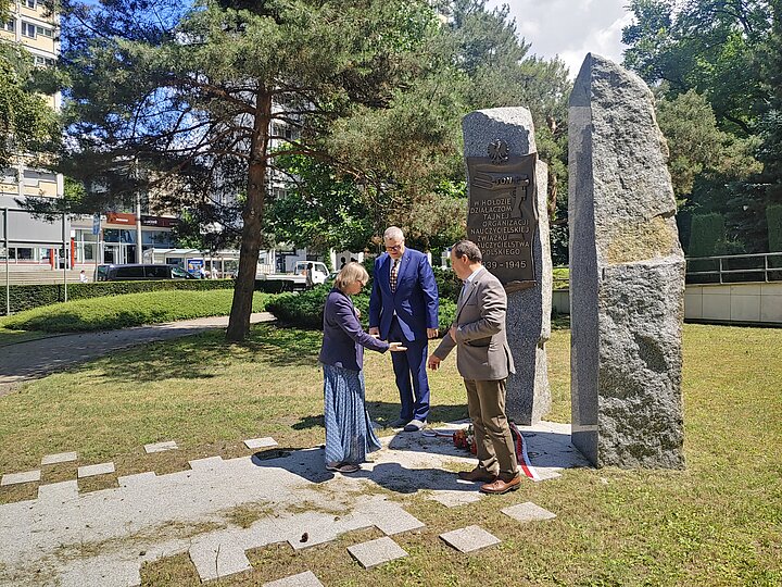 Uczestnicy konwentu przy pomniku TON przy AGH